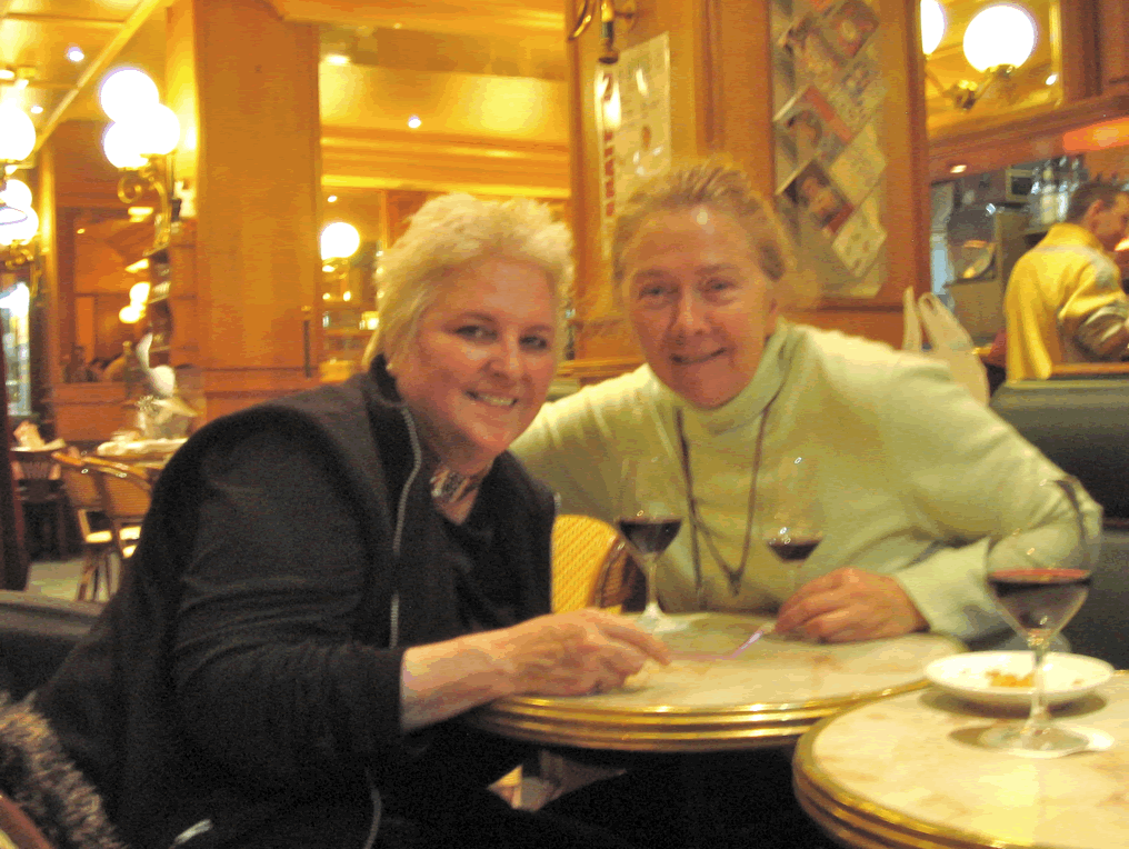 Susan Allen & Katie Kirckpatrick in a café in Paris (Photo Jacques Burtin)